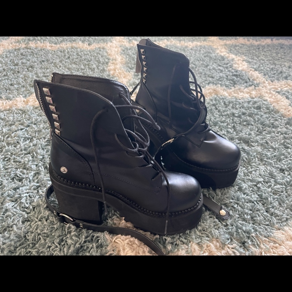 Demonia assault chunky boot 101 size 9